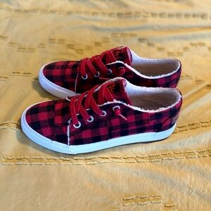 Blowfish Malibu Plaid Sneakers Women’s Size 8.5 Red Black Cozy Lined Shoes